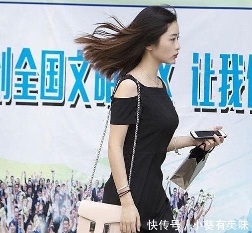 女人■精致旗袍，女人味十足，街拍小姐姐：迷人长裙