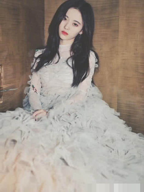 本以为鞠婧祎的旗袍照够显“身材”了,看见程潇的,我沉默了!