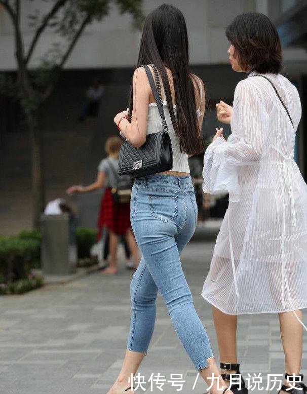 「牛仔裤」小背心牛仔裤,美丽女神真好看,让人赏心阅目
