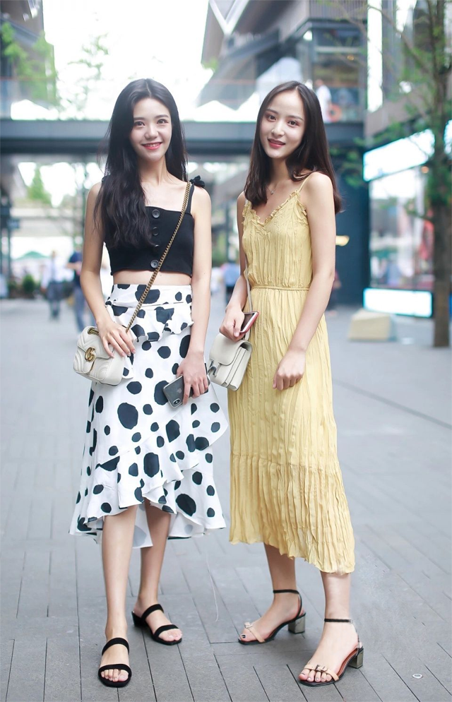 街拍：闺蜜逛街，一个比一个漂亮，她们是街上最靓丽的风景线！