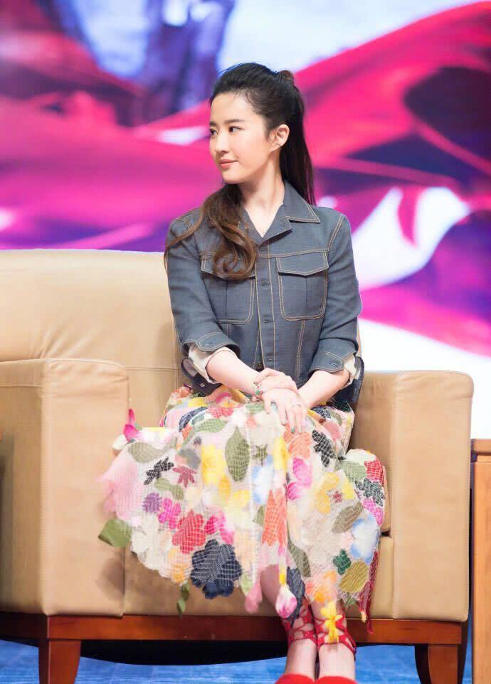 刘亦菲不过穿了一件牛仔裙，却演绎盛世美颜！网友：发型超好看