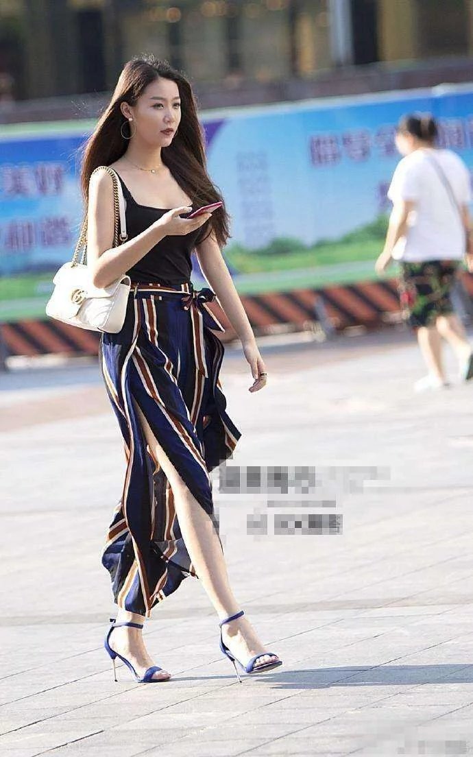 一件裙子就足矣将丰满的身材凸显出来