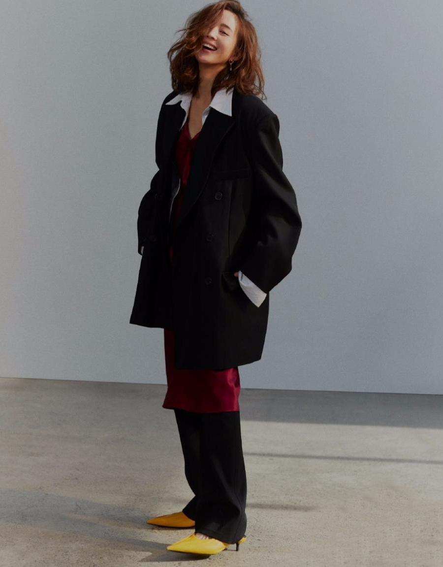 张钧甯复古衬衫配阔腿裤, 大长腿成俩柱子, 真的显得又短又粗