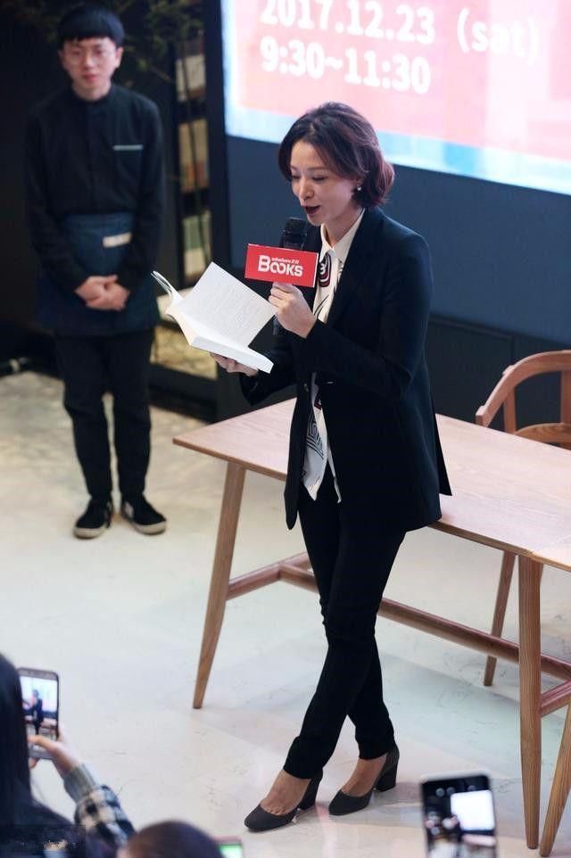 董卿气质不俗，只不过瘦出尖下巴了!网友:瘦了显老，胖点好看些