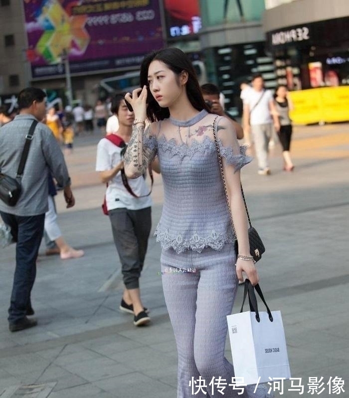  蕾丝■摄影身穿蕾丝上衣的小姐姐,身上纹身让人亮眼