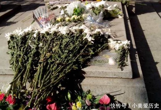 林徽因墓地 鲜花环绕 是八宝山祭扫次数最多的墓地