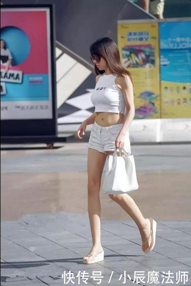  『美女』路人街拍，美女身材匀称，穿着一条黑色的连衣裙，带着迷人的韵味