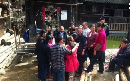 40岁农妇网上冒充美女，竟然骗网友回家干农活，报警后被拘留！