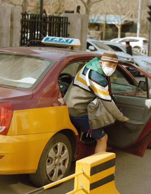  橘色：街拍达人创意真多，橘色连体裤加口罩，瞬间成街头靓仔