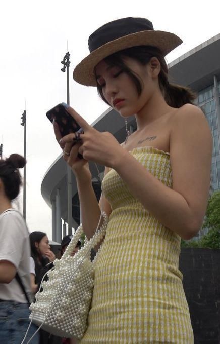 街拍:等公交的黄色包臀裙少女，坐宝马的命!