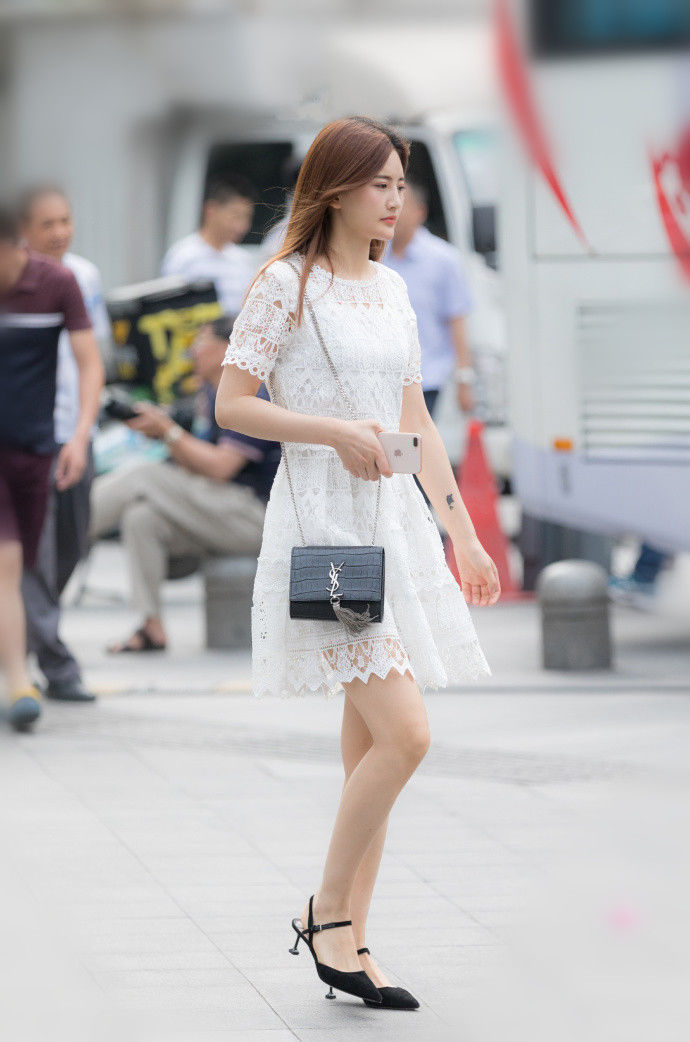 重庆街拍，简单的夏季搭配，才是让你更加有青春气息的单品哦!