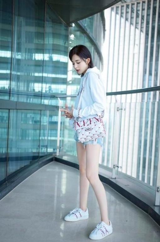 古力娜扎的清凉时尚穿着, 牛仔短裤秀长腿, 网友: 短裤能再长点吗