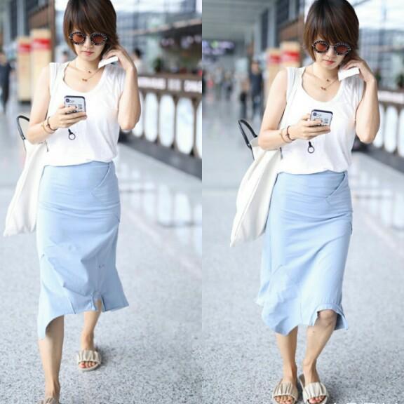 马伊琍这么瘦还穿这么紧的裙子, 勒出的小肚子和小粗腿一样抢镜了