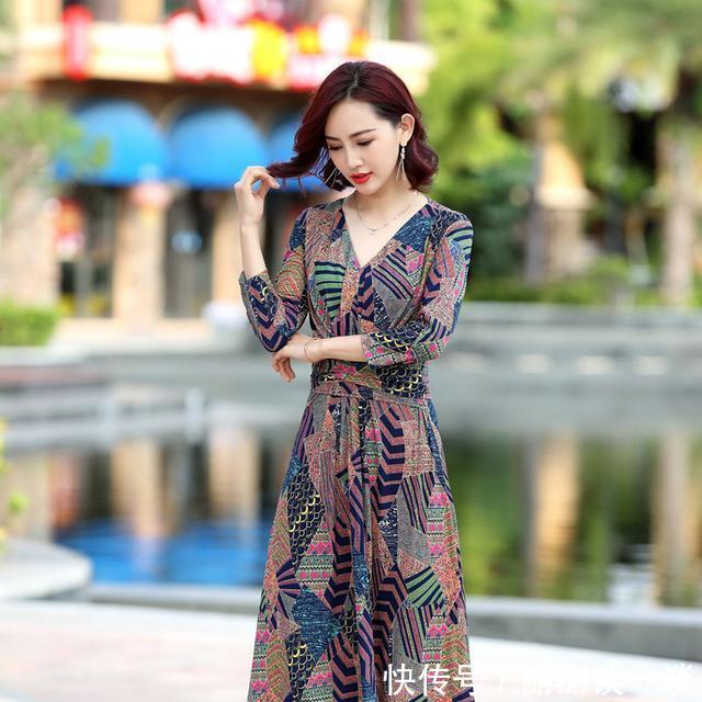 『腰线的连衣』奔五的女人，这“3种”衣服要少穿，尤其是第三种，显老又俗气！