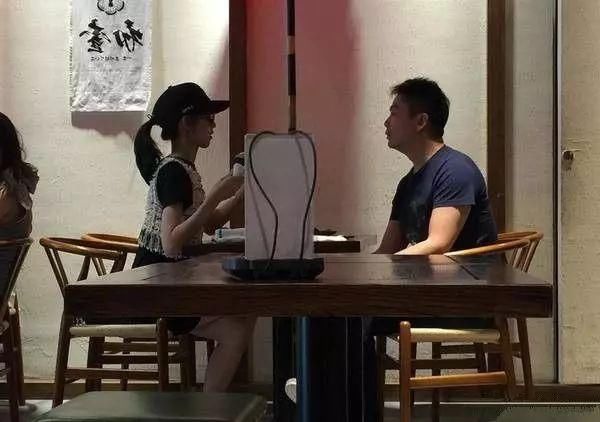 五万块的背心在身的章泽天突然高调了起来，与刘强东的身价配对了