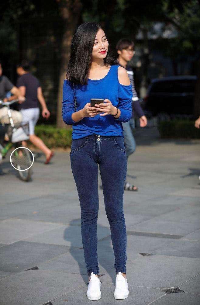 紧身裤穿搭时尚撩人充满女人气息，完美曲线让人不想移开眼睛