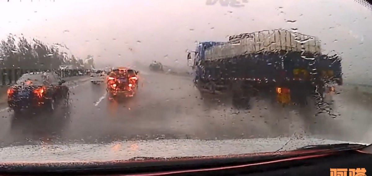  #技巧#新手司机注意，教你六个跑高速的实用小技巧，关键时候能