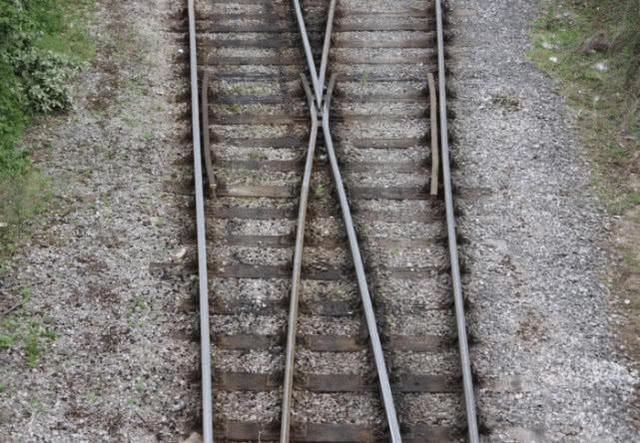  不锈钢：为什么火车铁轨采用会生锈的钢铁，不采用不锈钢？涨知