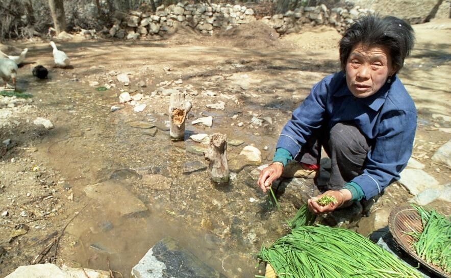 看八十年农民穷成啥样-年收入一两百元 家徒四壁 几乎半年吃不饱