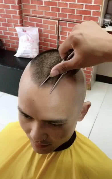 发型决定颜值，这是我见过的最帅的秃头，网友：帅到爆炸！