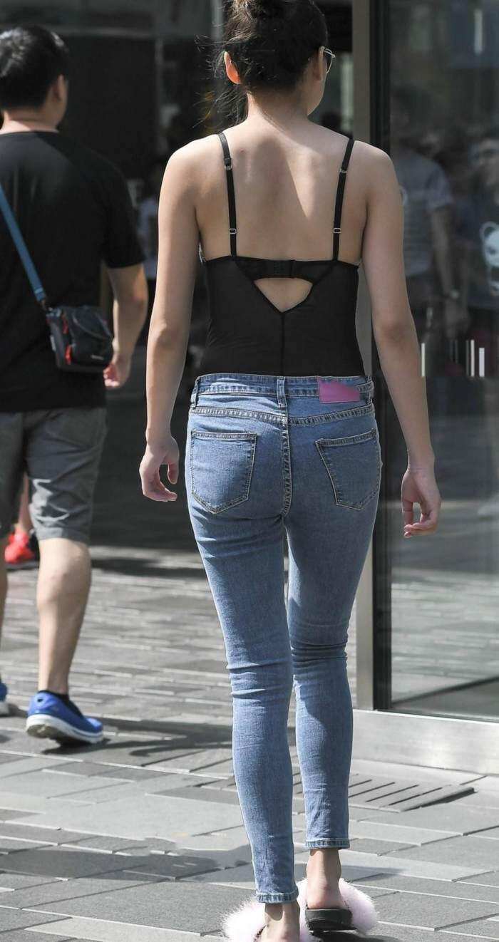 街拍: 透明蕾丝内衣直接穿出门, 小姐姐胆子真大