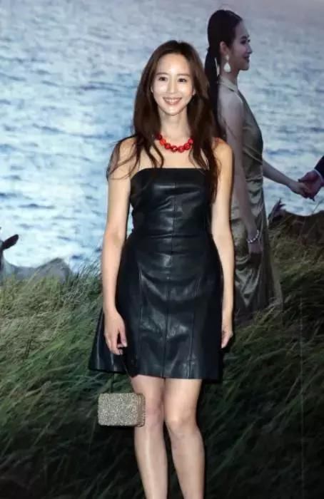 张钧宁豁出去了，后面三角区真明显，网友:太敢穿了!