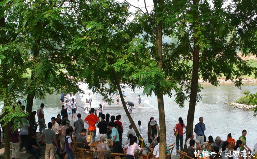 成都这座古镇,坐拥12棵千年古榕,纳凉戏水的好去处