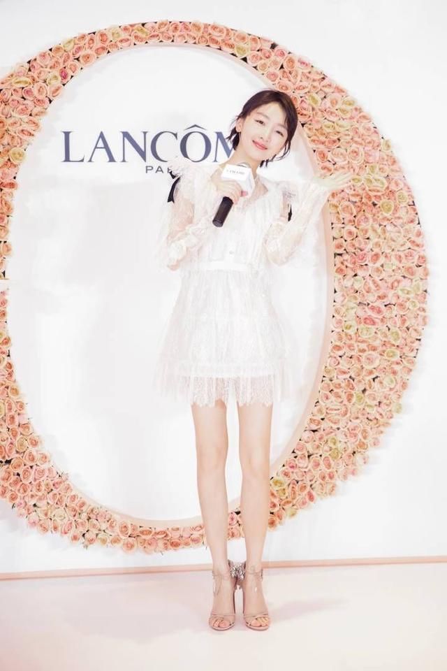 周冬雨把我们都骗了，她的腿根本不直！