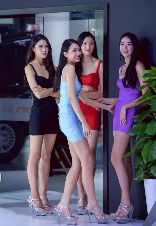 街拍：四大美女身材颜值俱佳的四个美女姐姐站在一起