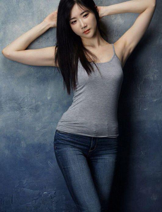 身材好的牛仔裤美女，展现出迷人的魅力！