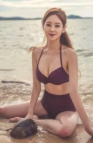 比基尼泳衣美女，身材性感，展现女神动人风姿