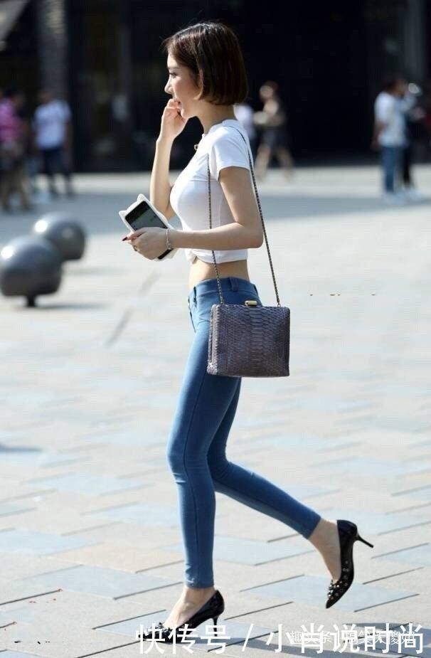 路人街拍:白色露腰背心搭配修身牛仔裤,勾勒出小姐姐纤细身材!