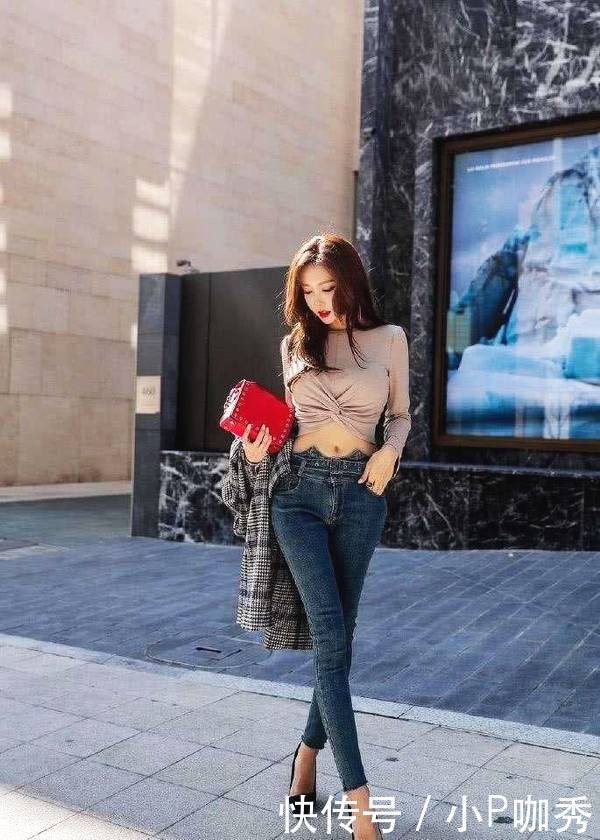 街拍：优美的身段柔美娇俏，骨感的短裙，修长纤细线条着实迷人！