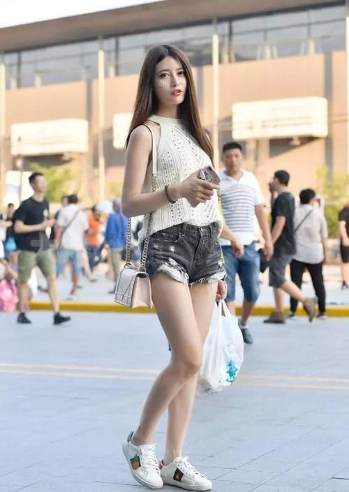 『披肩』街拍:长发披肩女神购物笑得很开心,非常漂亮