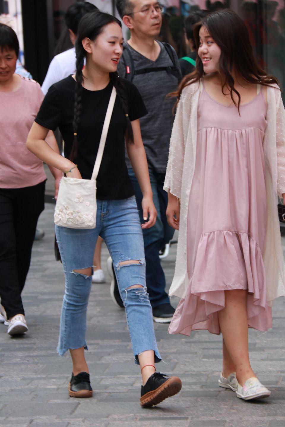 街拍北京，三里屯火辣身材吊带逛街，图一后背纹身喜欢的吗?