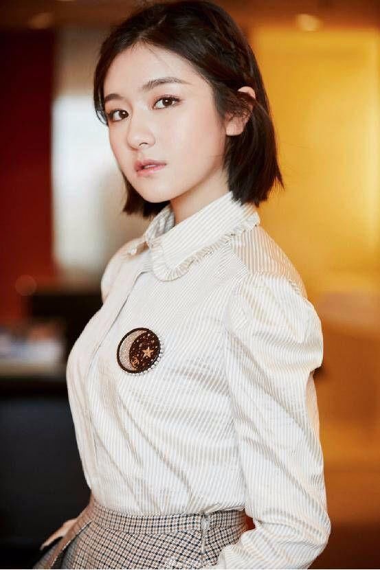 19岁李兰迪长得着急，穿的倒很水灵，连衣裙款式不错!