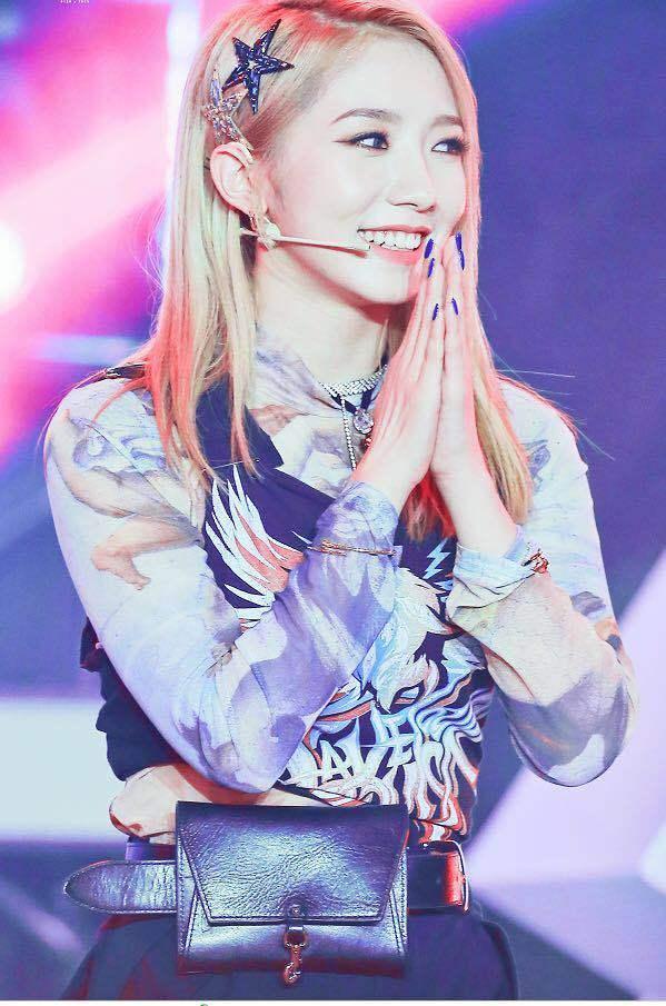 当164孟美岐和168杨超越同台演出, 网友: 大长腿和锥子腿的差距!