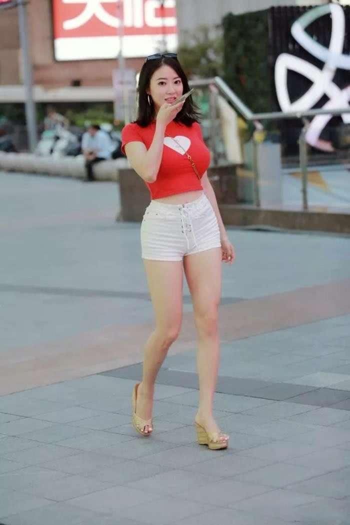 杭州西湖边街拍 紧身短裤美女,身材好没话说!