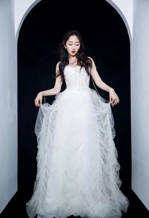蒋梦婕■穿抹胸长纱裙勾出好比例,奶白肌肤惹人羡,“人间水蜜桃”蒋梦婕