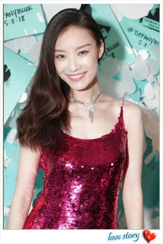 当景甜和倪妮同穿粉色亮片裙，终于知道明艳和冷艳的差距有多大了