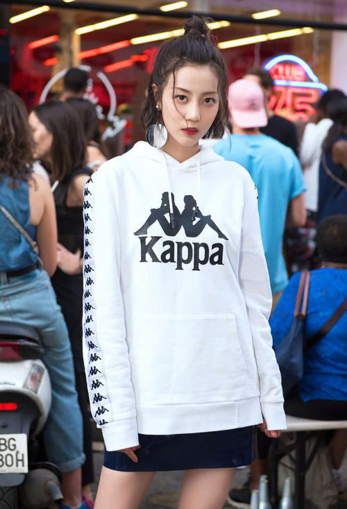 李溪芮素颜放飞自我，像极了郑爽的打扮，难怪杨幂都不想捧了！