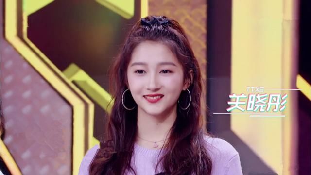 关晓彤不得了！35度高温穿起了毛衣，网友：空调关了你试试