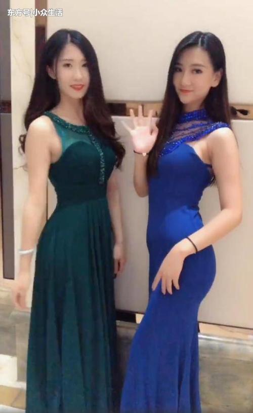 街拍：一对妙龄小姐姐长裙妩媚诱惑，这感觉真不能太好了