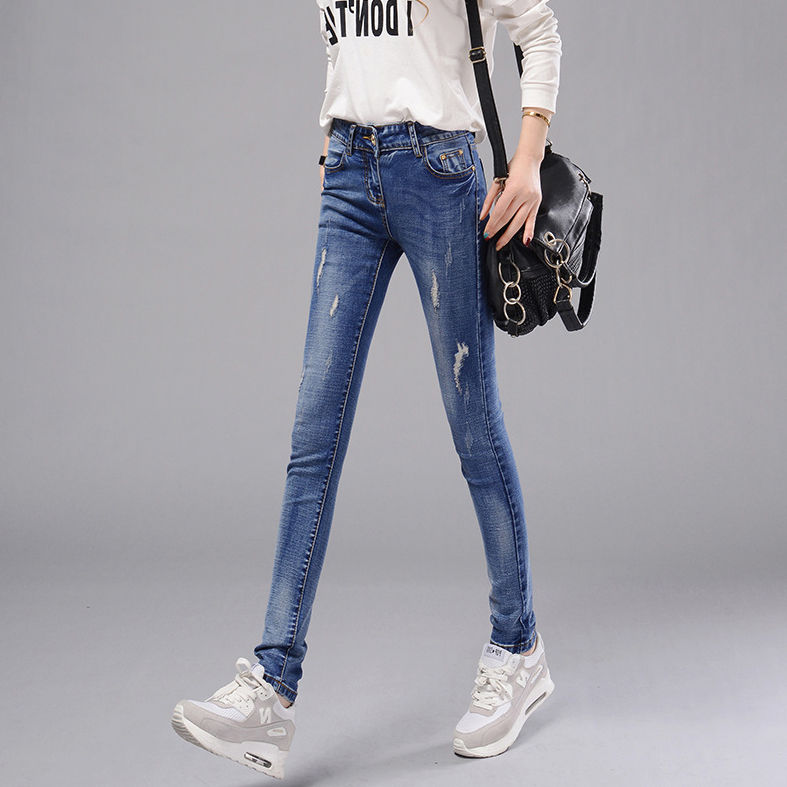 女人奔三以后，别老穿裙子，多穿这样的牛仔裤，显瘦显美特显高