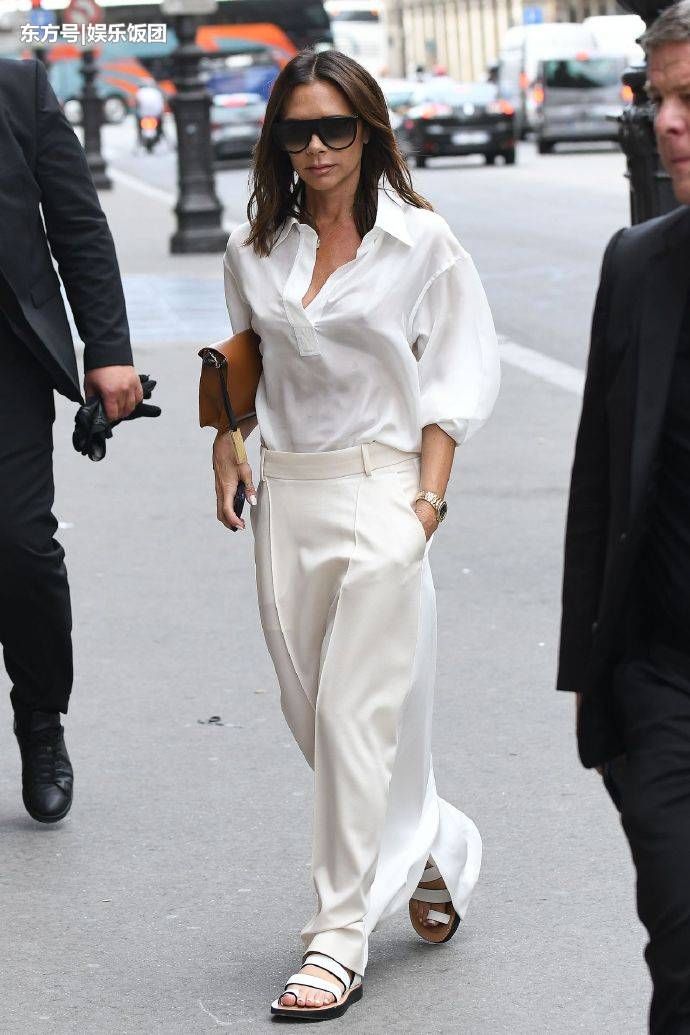 贝嫂街拍衣服亮了，到底穿的裤子还是裙子傻傻分不清……