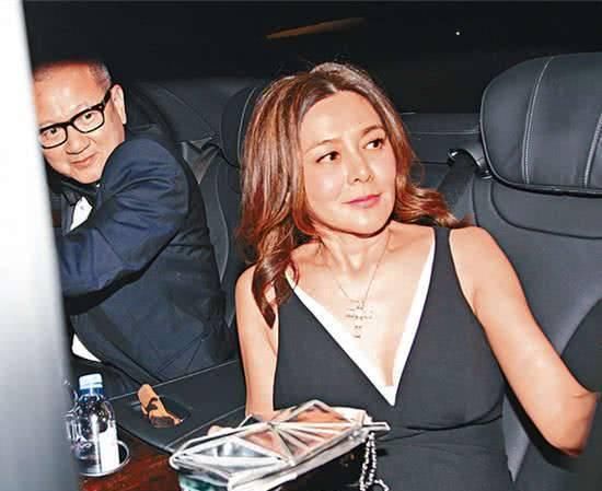 #陈美琪#关之琳与光头男再出街,带两保姆专门遛狗,告别富商的她终成女神