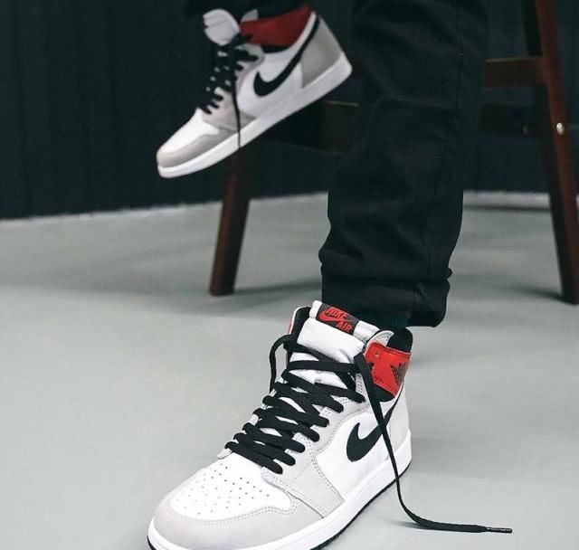 进化版:黑白灰的高级搭配还不够看,进化版高级配色AJ1来袭,这次mid还是输了