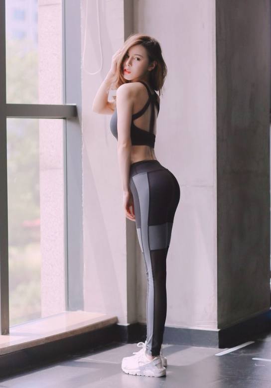 简单装扮的打底裤小姐姐，年轻又漂亮，尽显凹凸身姿！