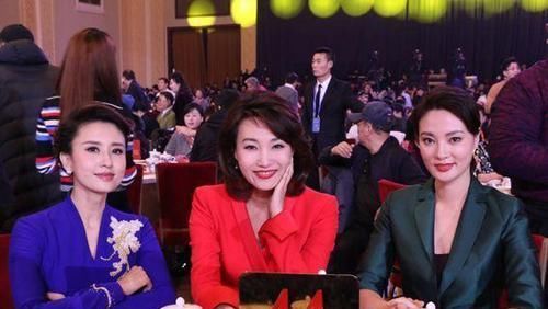 气质:央视主持人刘芳菲现身走机场,针织衫配运动裤好随性,素颜像30岁