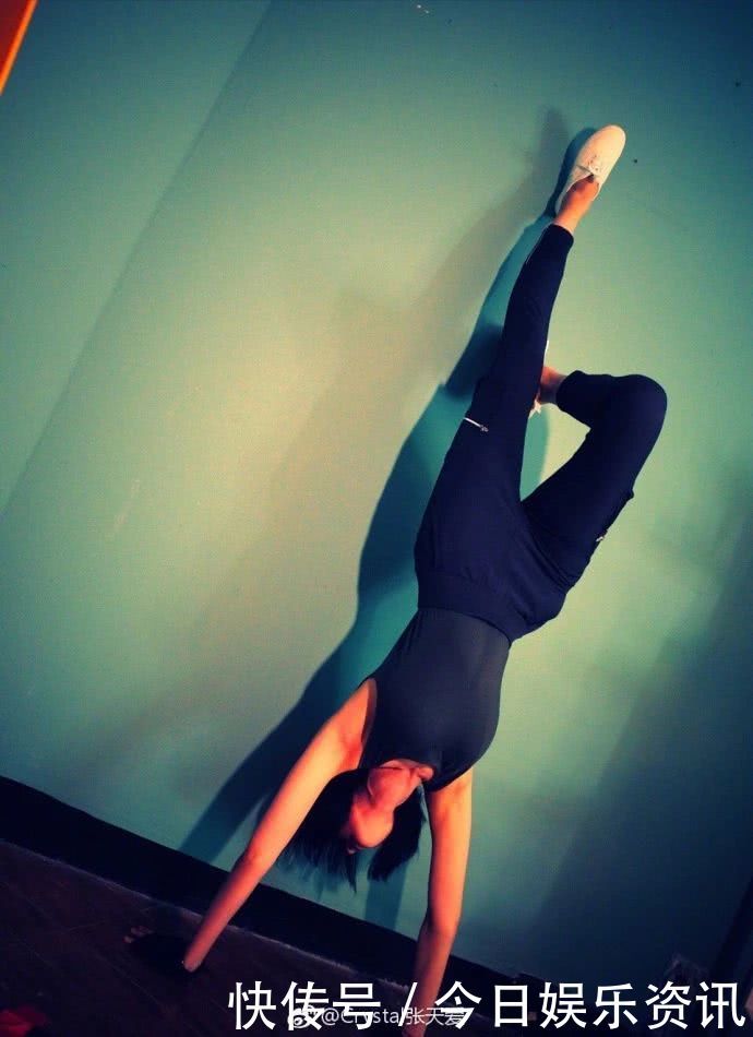 张天爱清早晒倒立照!网爆从126斤减到90斤,网友:被你美醒